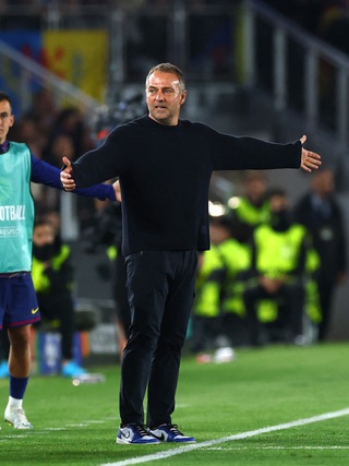 Barcelona ‘phơi áo’ đau đớn trên sân nhà, HLV Hansi Flick tố trọng tài và tổ VAR thiên vị