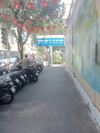 Phường Sài Gòn nói về đề nghị thu hồi giấy phép bãi giữ xe Đường sách TP.HCM