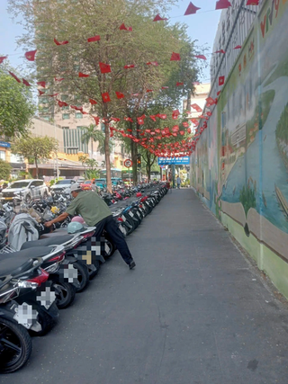 Đường sách TP.HCM trước nỗi lo không còn... bãi giữ xe