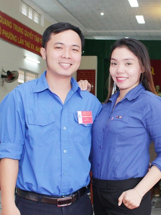 Chuyện tình đẹp bắt đầu từ những chai nước miễn phí trước cổng trường