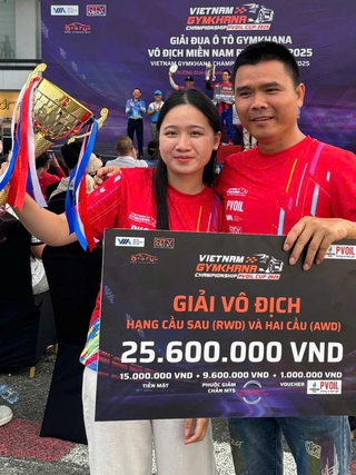 Cô gái gen Z gây sốt đường đua Gymkhana