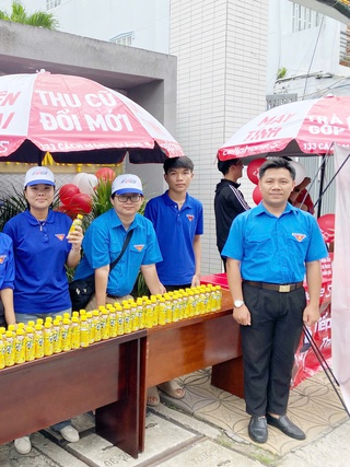 Bà ngoại U80, mẹ thợ may và 2 anh em áo xanh: Câu chuyện đẹp đang viral