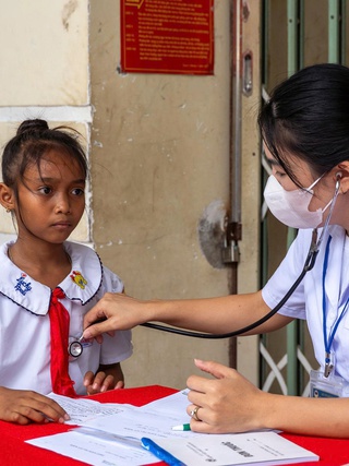 300 trẻ em khó khăn được khám sức khỏe, tư vấn dinh dưỡng miễn phí