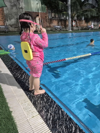 Cơn sốt học bơi bùng nổ ở TP.HCM: Phụ huynh chi tiền triệu để con biết bơi