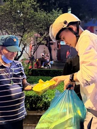 Trung úy công an dành dụm tiền lương để phát cơm tặng người nghèo