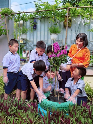 Học sinh trồng cây, dâng hoa sen mừng ngày sinh Chủ tịch Hồ Chí Minh