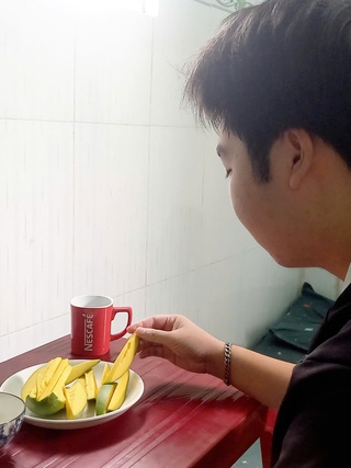Mê mẩn sầu riêng, mận, vải... nhưng ngại nổi mụn, thực hư thế nào?