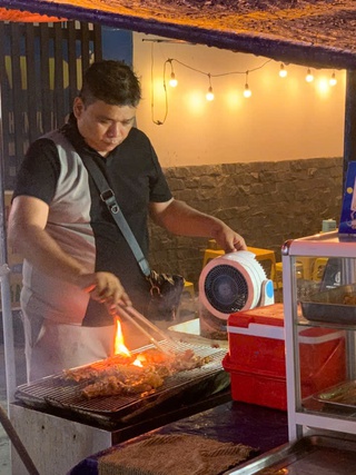 Chàng giám đốc bỏ việc về bán cơm chăm mẹ bệnh nặng
