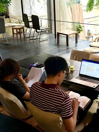Khi người trẻ 'biến' quán cà phê thành... văn phòng di động