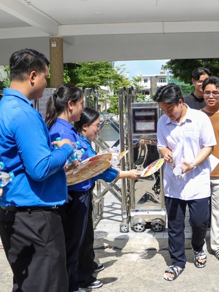 Áo xanh Đà Nẵng sẵn sàng 'vượt nắng, thắng mưa' tiếp sức thí sinh thi lớp 10