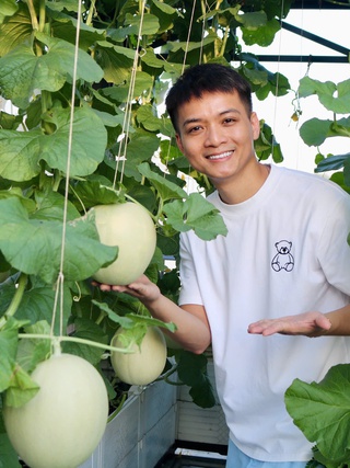Mê tít khu vườn sân thượng giữa lòng thành phố của ông bố trẻ