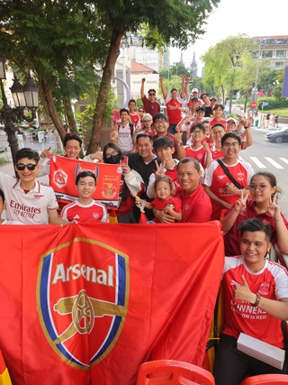 FPT Play cùng fan Arsenal ăn mừng hoành tráng sau chức vô địch Ngoại hạng Anh