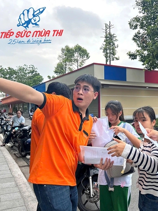 Tình nguyện viên hóa shipper, chạy nước rút hỗ trợ thí sinh