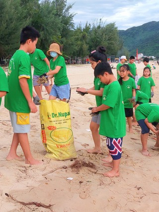 Thầy trò cùng lan tỏa tình yêu môi trường biển
