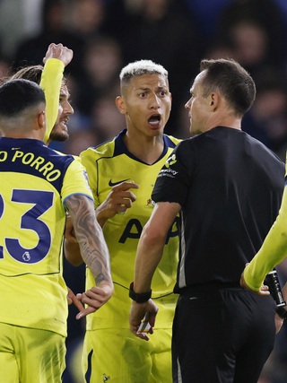 Tottenham mấp mé bờ vực xuống hạng: Chỉ 1 cú sẩy chân là thảm họa