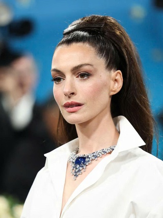Anne Hathaway gần như bị mù mắt trái suốt 10 năm