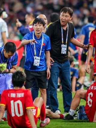 Bảo vệ ngôi vương AFF Cup 2026: Áp lực kép cho HLV Kim Sang-sik đến từ đâu?