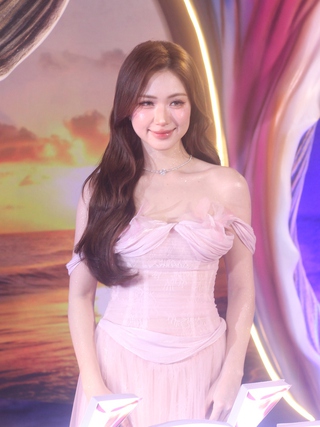 Hòa Minzy gợi cảm đến mừng 'người quen' lấn sân điện ảnh