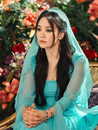 Đằng sau ống kính máy quay, Song Hye Kyo thực sự là người như thế nào?