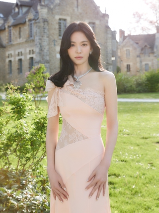 Song Hye Kyo và chiếc vương miện trăm năm gây sốt