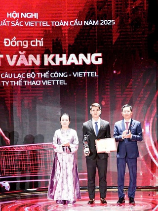 Khuất Văn Khang xuất sắc nhận giải thưởng có tỷ lệ chọi 1/7.000 tại Tập đoàn Viettel