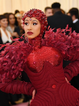 Những bộ cánh kỳ công từng 'càn quét' thảm đỏ Met Gala
