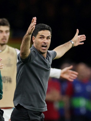 HLV Arteta nổi giận lôi đình ‘Arsenal thua đau do trọng tài’, HLV Enrique ngưỡng mộ đối thủ nhưng quả quyết…