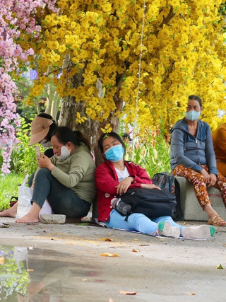 Đưa con đi thi từ 3 giờ sáng, thấp thỏm ngồi chờ suốt nhiều tiếng đồng hồ