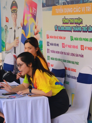 Ra trường chọn việc làm lương cao hay làm đúng ngành?