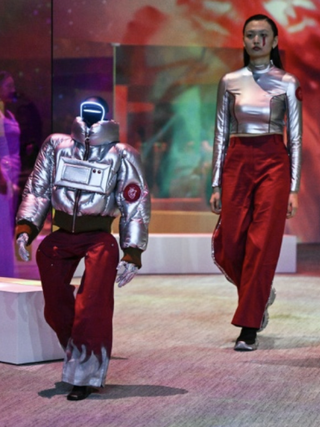 Khi robot 'sải bước' trên sàn catwalk