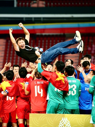 HLV Kim Sang-sik và ông Park Hang-seo dự khán Festival U.14 Gia Lai 2026: Ủng hộ bầu Đức