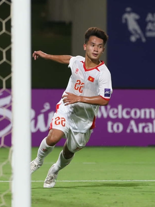 U.17 Việt Nam càng đá càng giống... U.23: HLV Kim Sang-sik tặng áo 'phù thủy' cho Roland