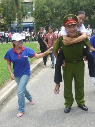 Từ những cổng trường mùa thi, biết bao người trẻ đã lớn lên bằng lòng tử tế