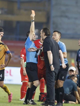 HLV Popov lại phản ứng trọng tài ngoại, dọa rời Thể Công Viettel và V-League: ‘Không bao giờ quay lại đây nữa’