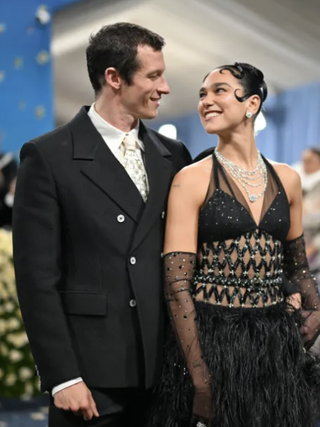 Dua Lipa tổ chức đám cưới bí mật với tài tử sắp thủ vai James Bond