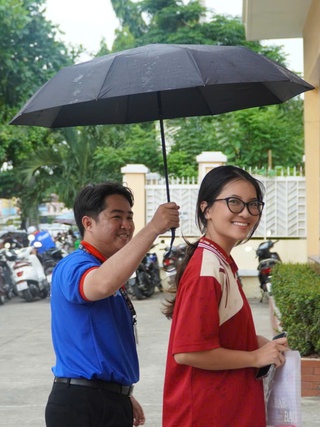 Cơn mưa xối xả ngày làm thủ tục thi, hình ảnh khiến nhiều người xúc động
