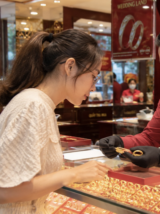 Giá vàng lao dốc, người thấp thỏm chờ hồi phục, người thở phào nhẹ nhõm