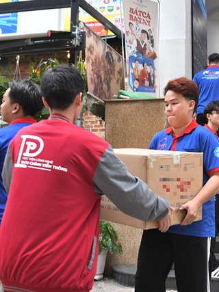 Tất bật từ sáng đến khuya, sẵn sàng tiếp sức thí sinh
