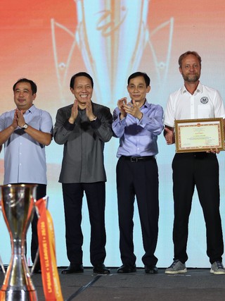 Bộ trưởng Lương Tam Quang chúc mừng thành tích xuất sắc của CLB CAHN: Chức vô địch V-League rất xứng đáng