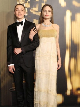 Hành trình lớn lên của cặp song sinh nhà Brad Pitt và Angelina Jolie