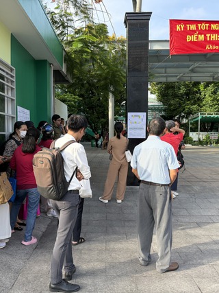 Có một kỳ thi khác ở bên ngoài cổng trường…