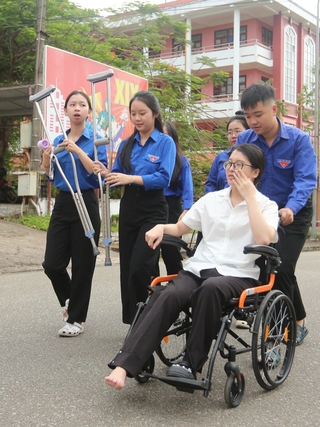 Thí sinh đi thi được tiếp sức hết mình và những món quà bất ngờ