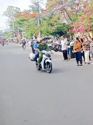 Thí sinh ngủ quên, công an đến tận nhà đón đi thi