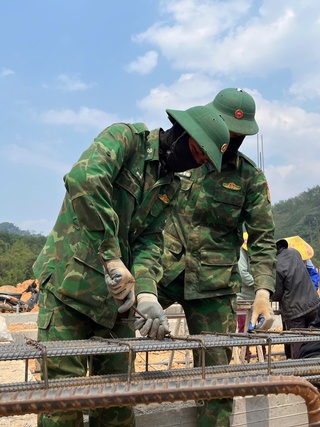 Bộ đội căng mình dựng trường học giữa đại ngàn