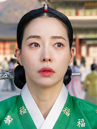 'Mỹ nhân cảnh nóng' Lim Ji Yeon chấp nhận 'lép vế' vì bạn diễn kém tuổi