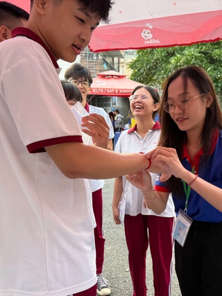 Những chiếc vòng tay đặc biệt cùng thí sinh vượt qua kỳ thi