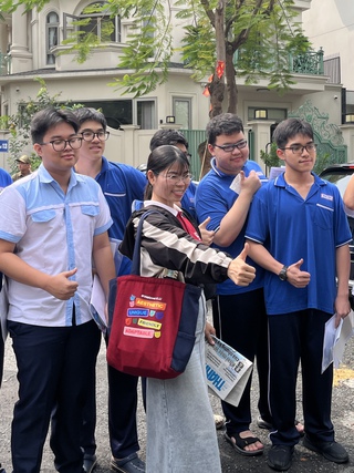 Cô giáo rong ruổi qua 5 điểm thi tốt nghiệp THPT để động viên học trò