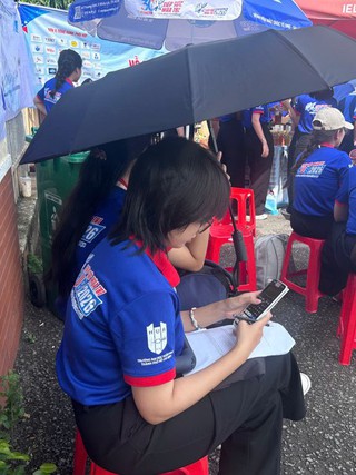Vừa tiếp sức mùa thi cho thí sinh, vừa chạy đua với kỳ thi của mình