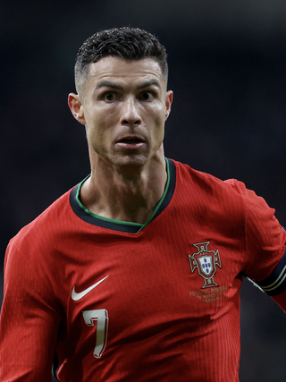 Ronaldo không thể bằng Messi kể cả khi Bồ Đào Nha vô địch World Cup, tại sao?