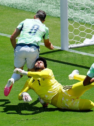 Tranh cãi quả phạt đền đầu tiên tại World Cup 2026: VAR bỏ qua lỗi việt vị của Thụy Sĩ?